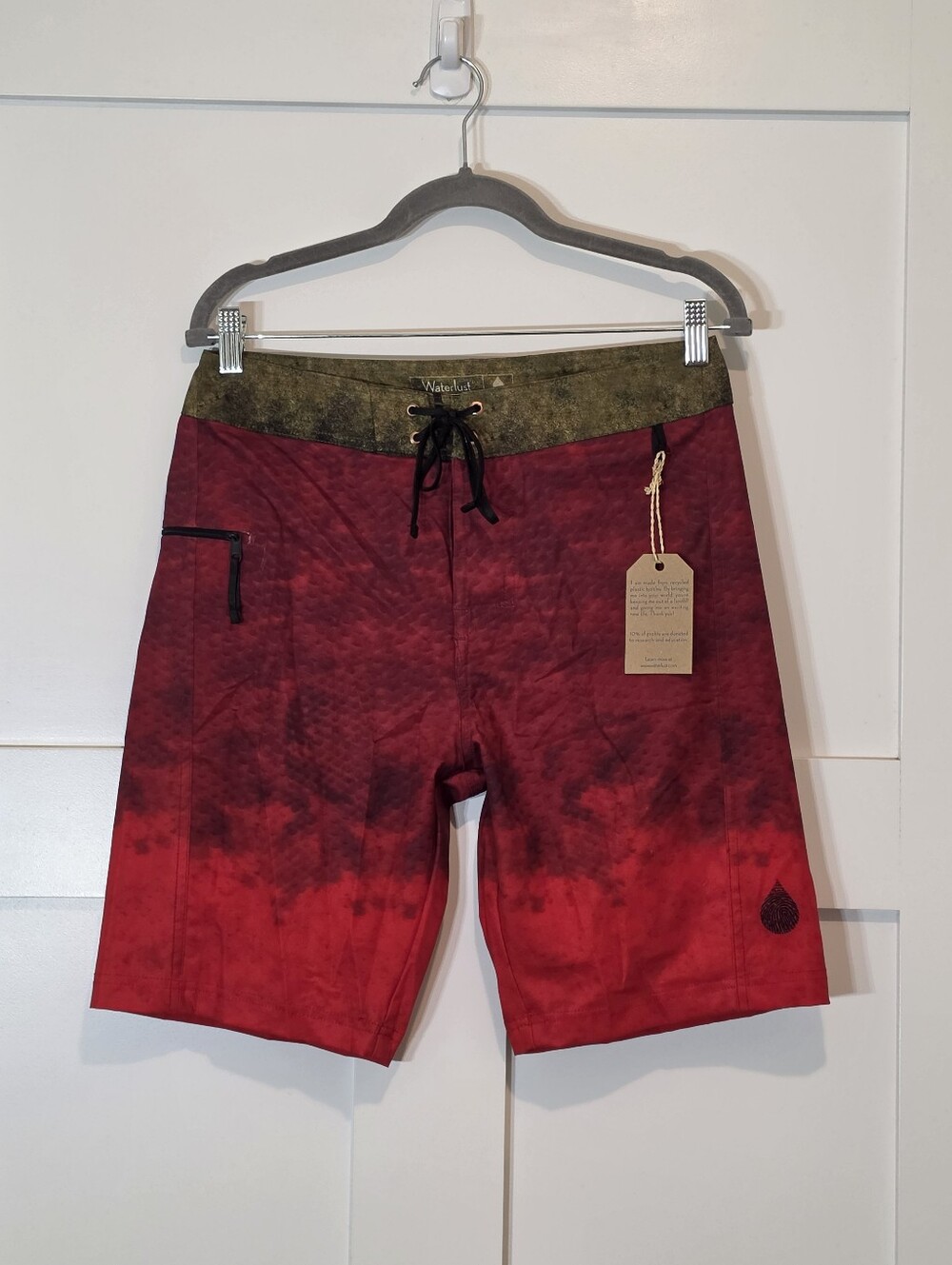 Wanderlust Limited Edition Volcano Print Boardshorts Red Black Size 29 NWT